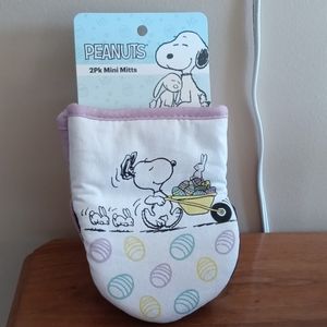 Snoopy Easter oversized mini mitts